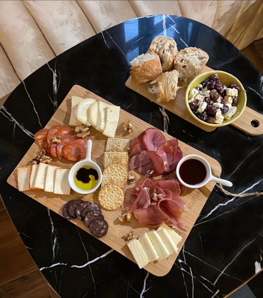 Honestas e diversas – assim se querem as conversas e as novas tábuas de queijos e enchidos do Monarca