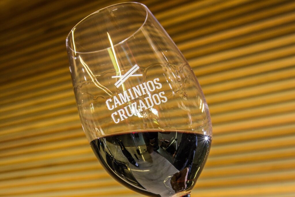 Vinhos da Caminhos Cruzados harmonizam com entretenimento digital e indústrias criativas