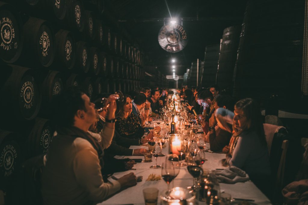 Caves Cockburn’s convidam 50 pessoas a sentarem-se “A La Mesa”