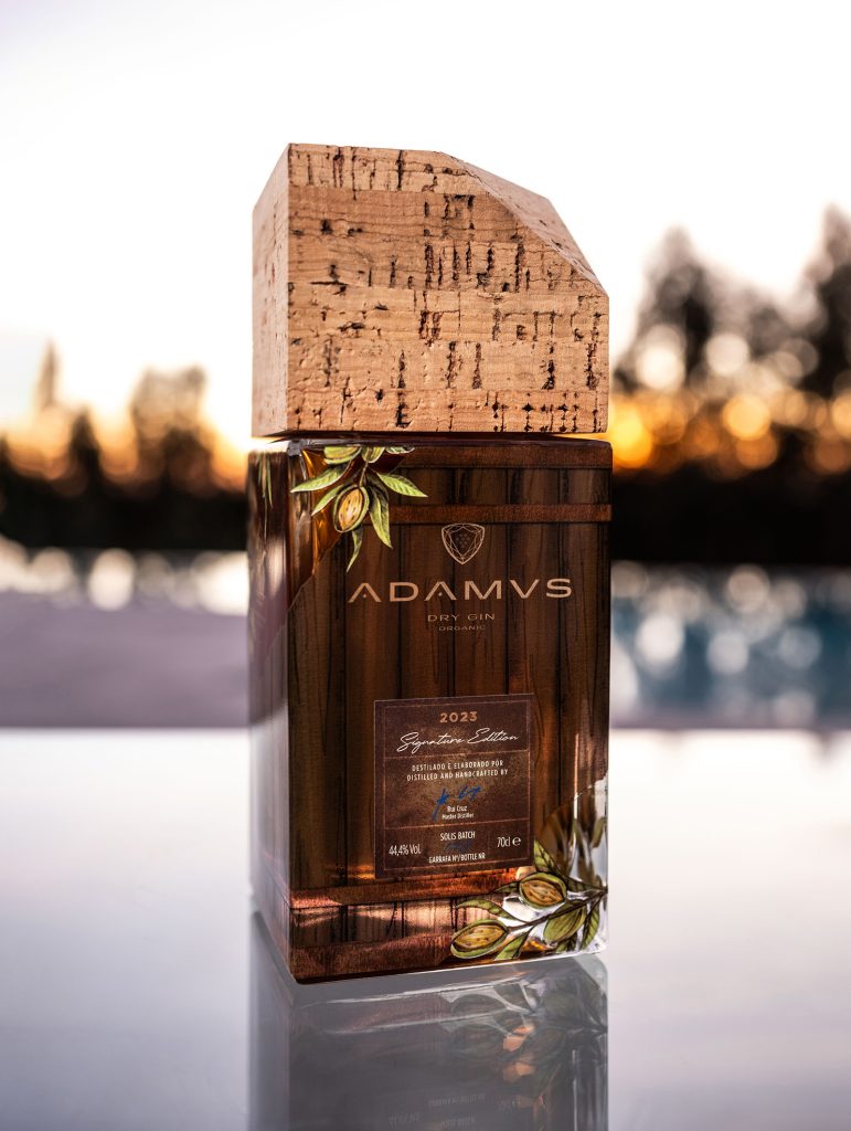 Omdesign assina o novo gin Adamus