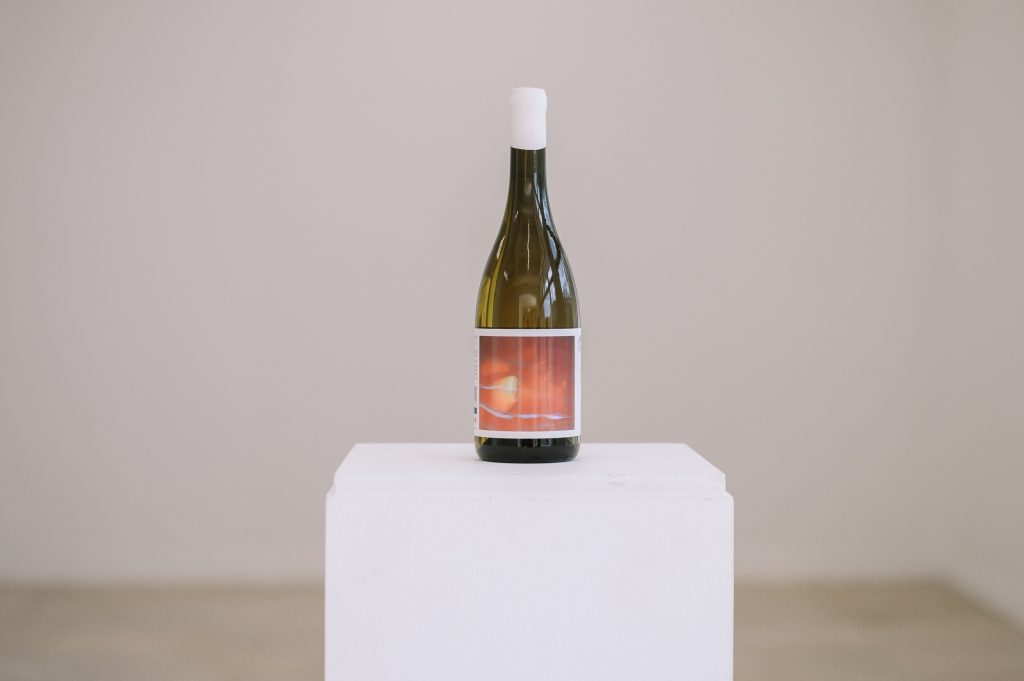 Morgado do Quintão lança “Branco de Vinhas Velhas” com rótulo criado pela artista Eva Díez