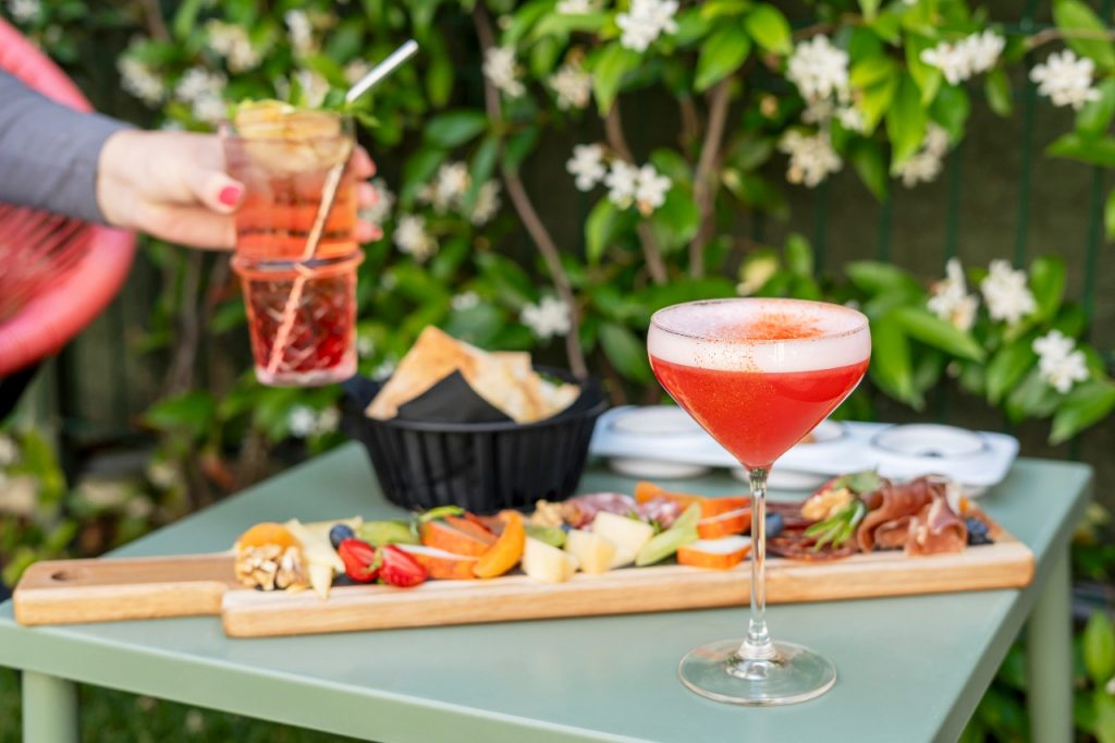 No jardim secreto do Arts Hotel Porto há cocktails de assinatura e petiscos para partilhar