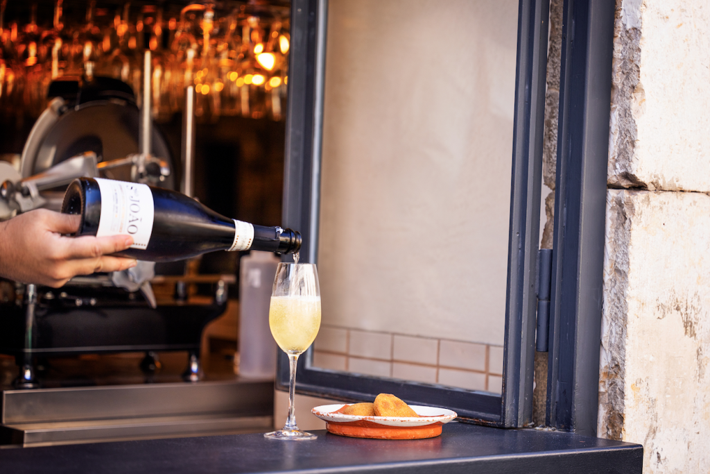 Pica-Pau lança menu “À Janela” com petiscos rápidos e tem novos pratos na carta para celebrar o verão