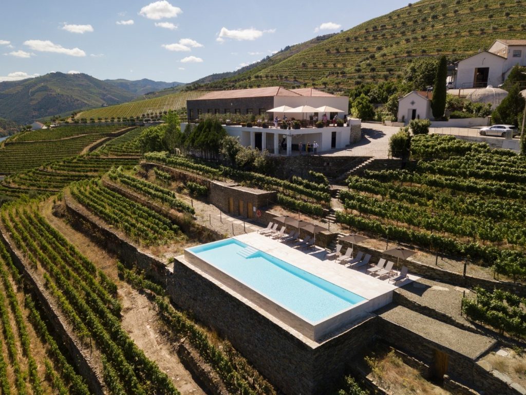 Debruçada sobre o Douro vinhateiro e implantada num socalco: na The Vine House, a piscina é infinita