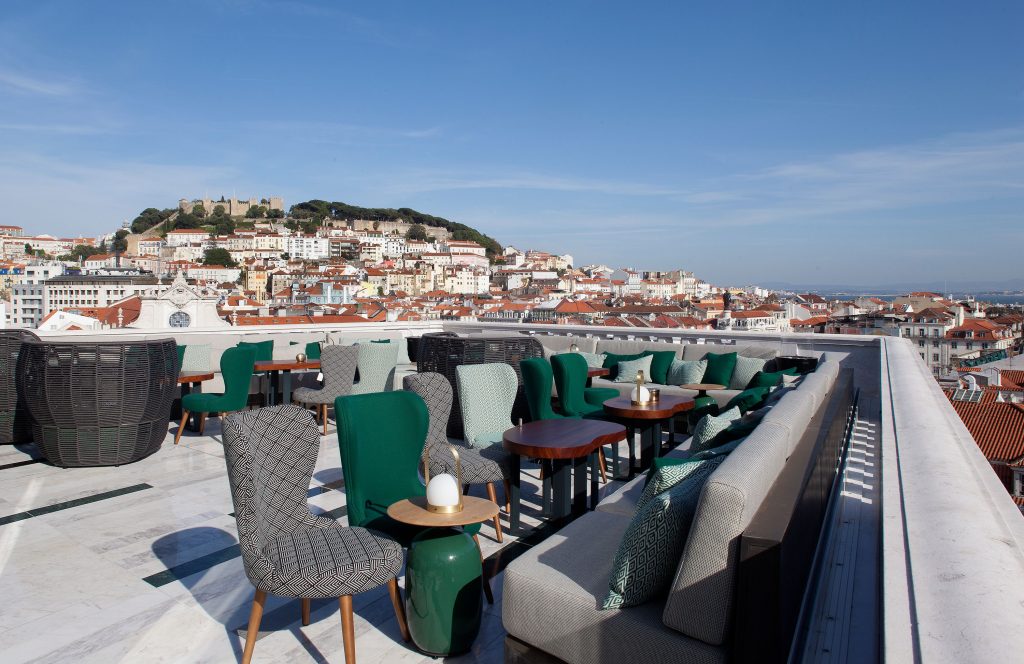 Rossio Gastrobar celebra o verão com cocktails frescos, ostras, croissant de carabineiro e uma vista deslumbrante